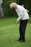 Handicapovaný golf - Patování jednou rukou